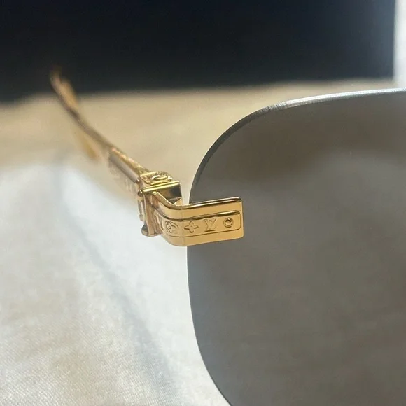 Louis Vuitton Gold and Black Aviator Sunglasses for Men’s - Picture 11 of 14